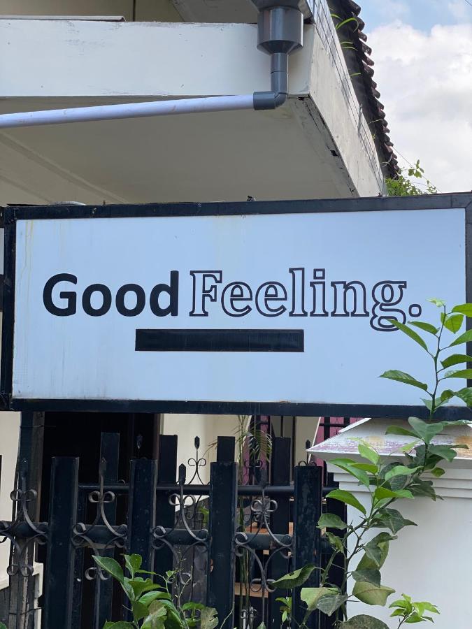 Good Feeling Vandrarhem Banyuwangi  Exteriör bild